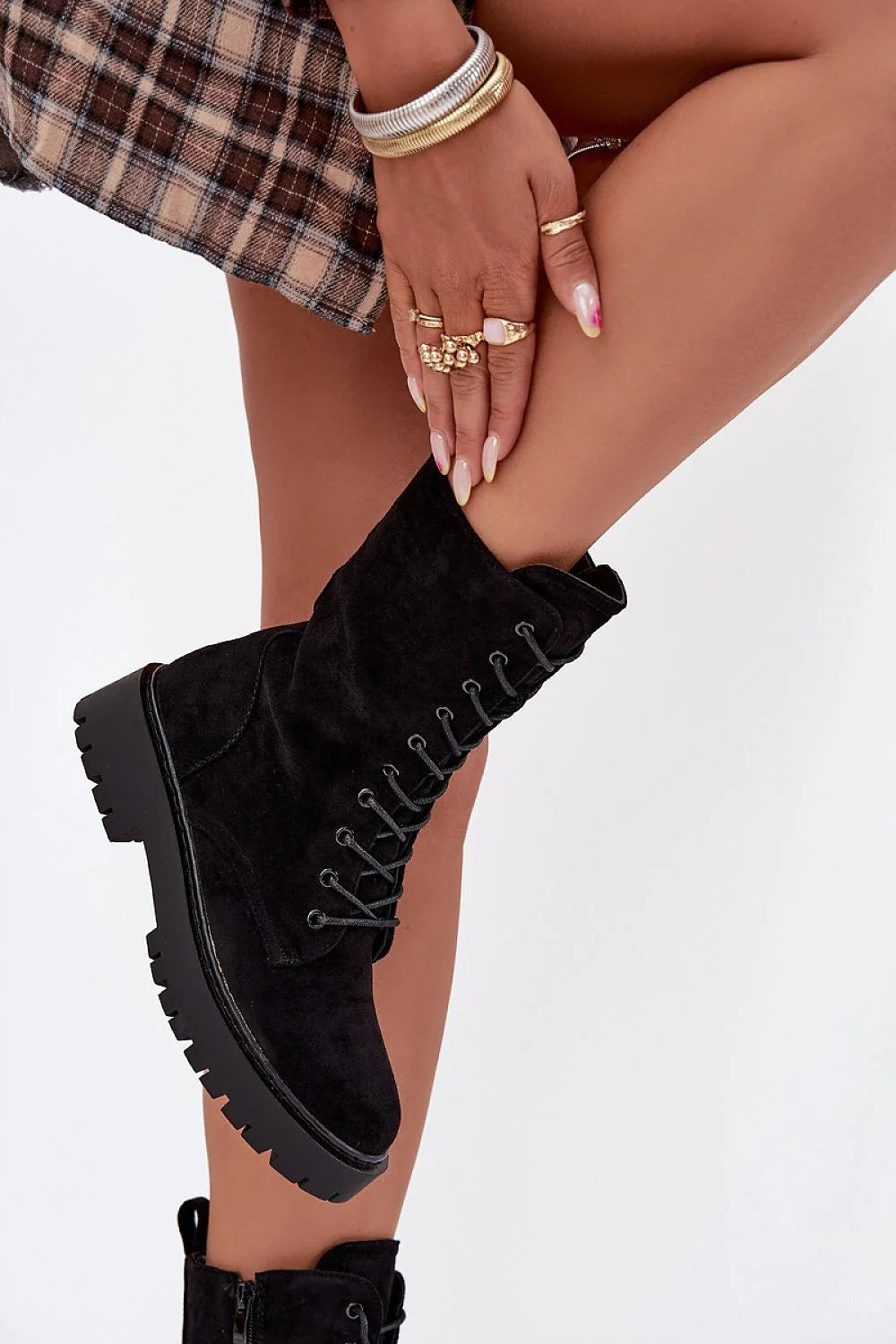 bottines femme workery suédine écologique noire montantes mi mollet bout arrondi laçage œillets métalliques semelle crantée caoutchouc antidérapante