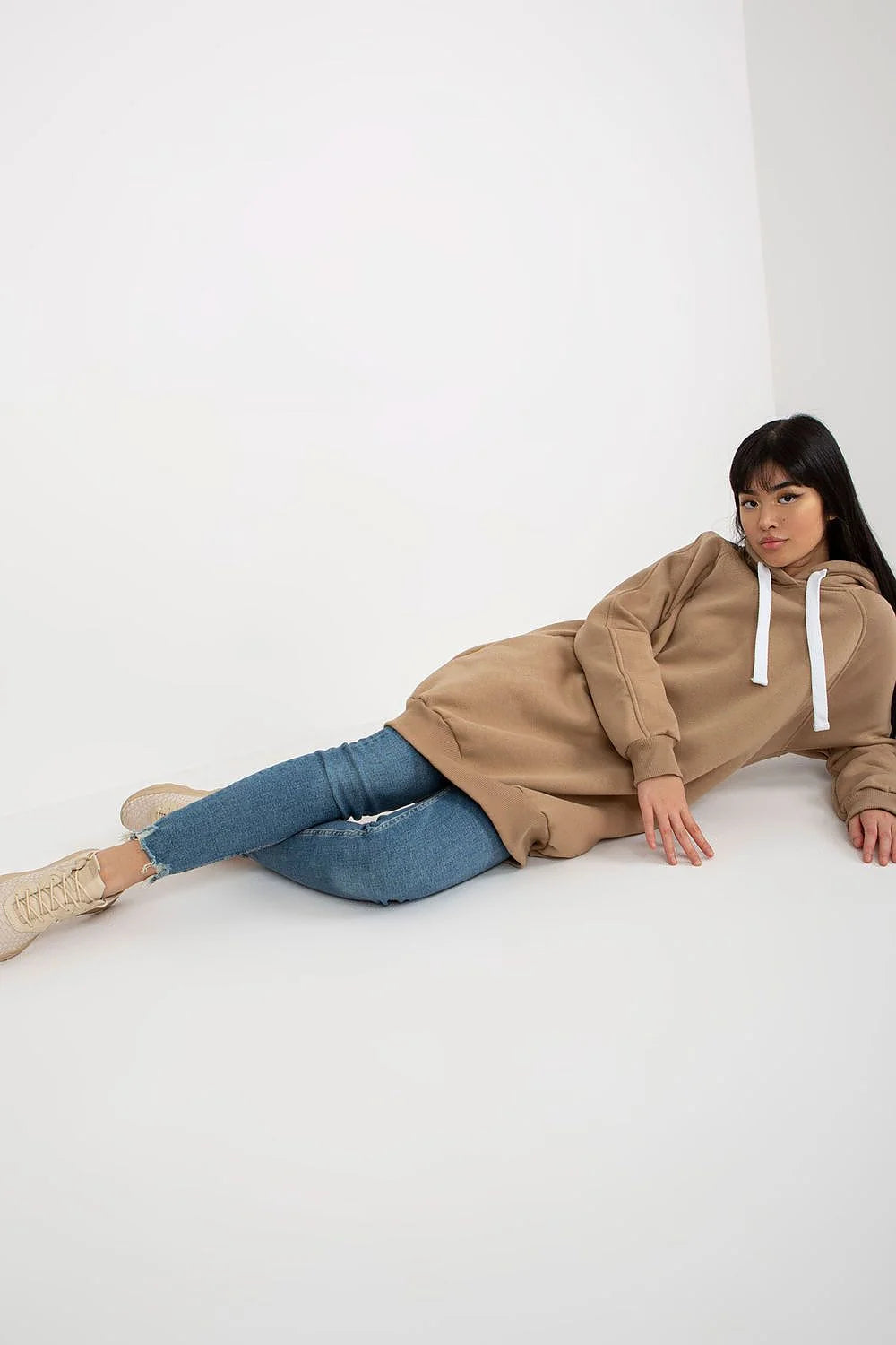 sweatshirt long oversize capuche tunique camel molletonné chaud poches latérales cordon blanc manches raglan ourlets côtelés confort polyvalente femme