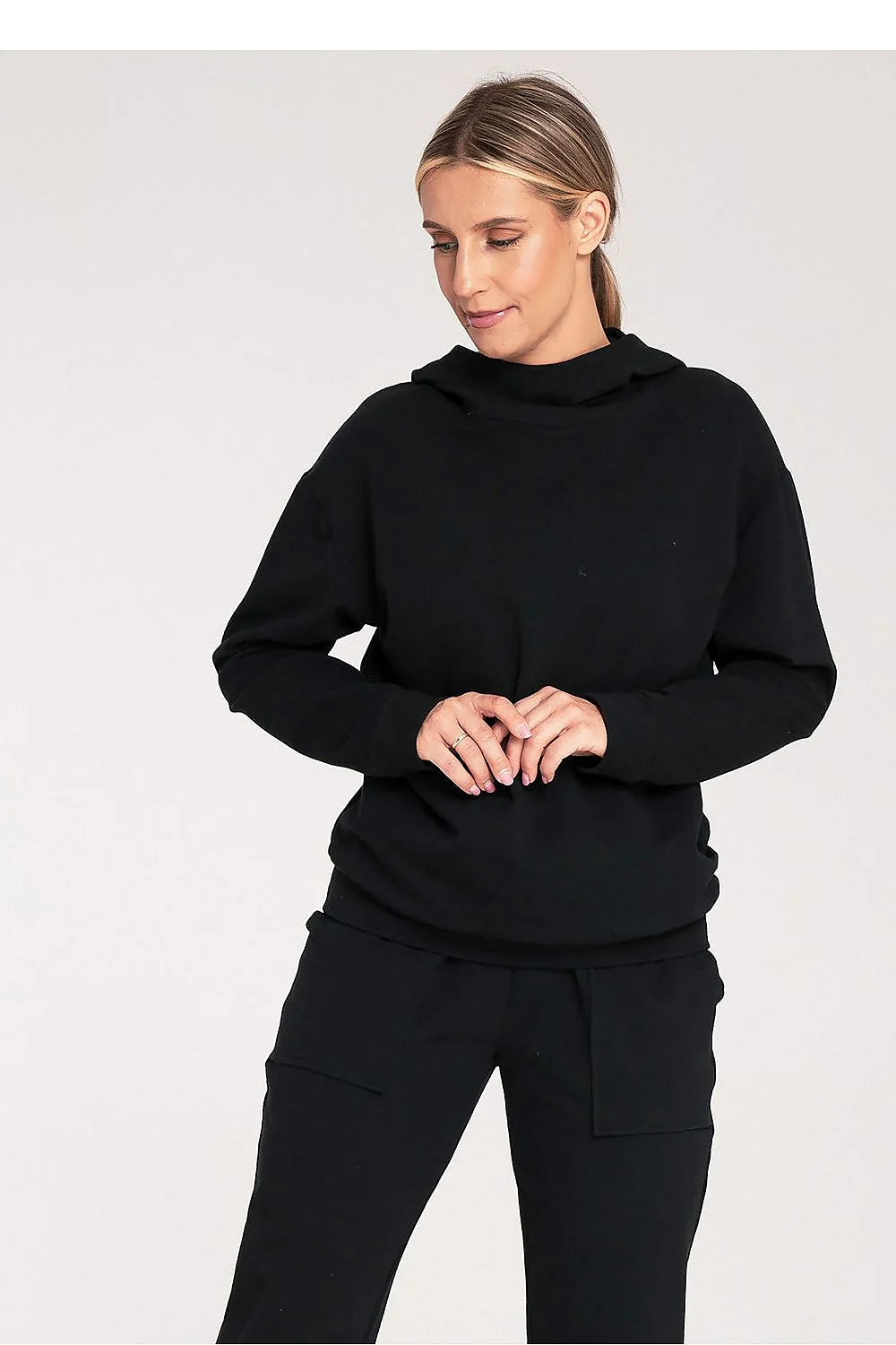 Sweatshirt et pantalon femme en coton noir style casual manches longues coupe ample capuche col montant