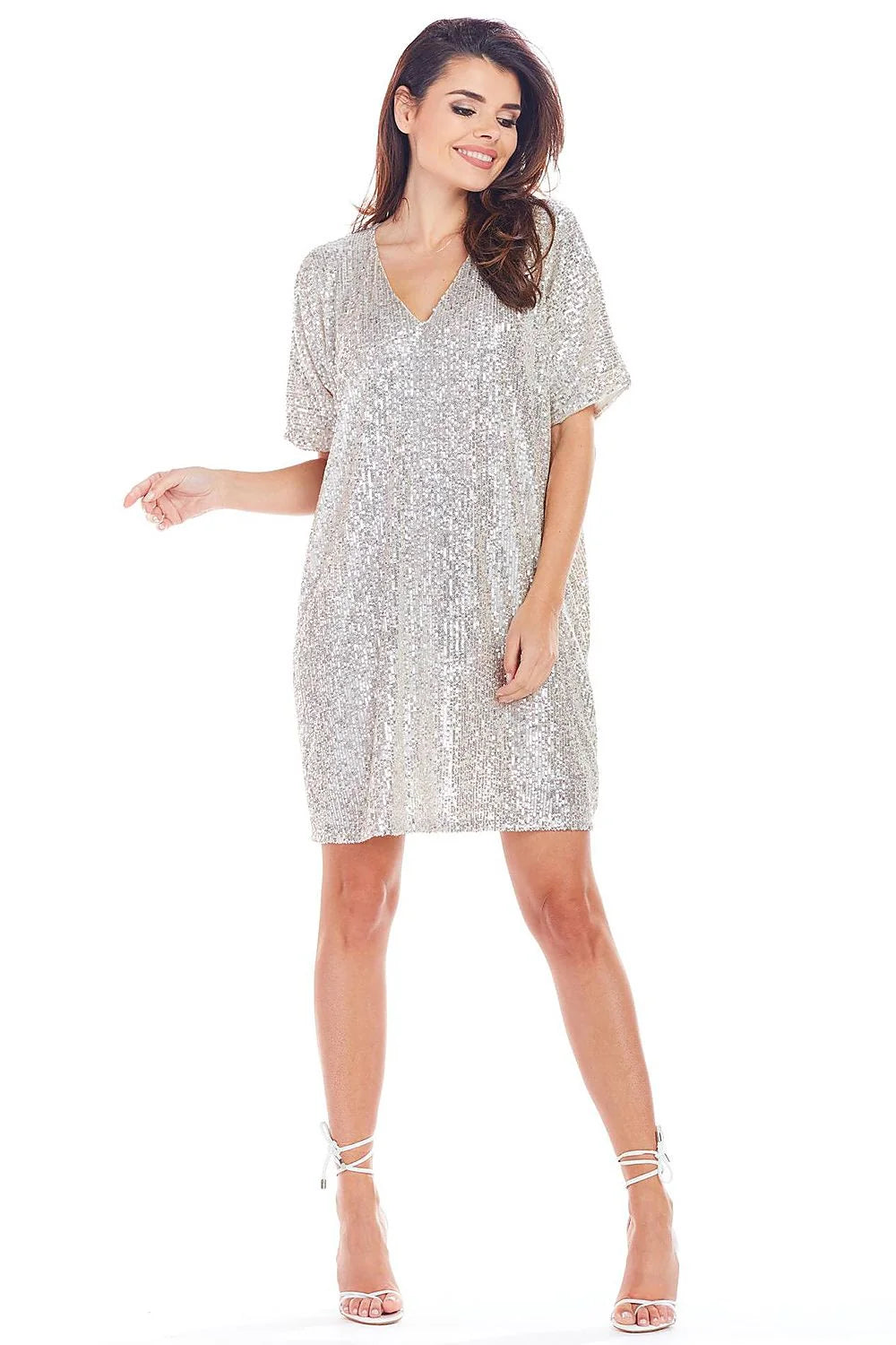 robe courte paillettes argentée col V manches courtes oversize ample décontractée scintillante glamour élégante stretch coupe droite mini soirée femme