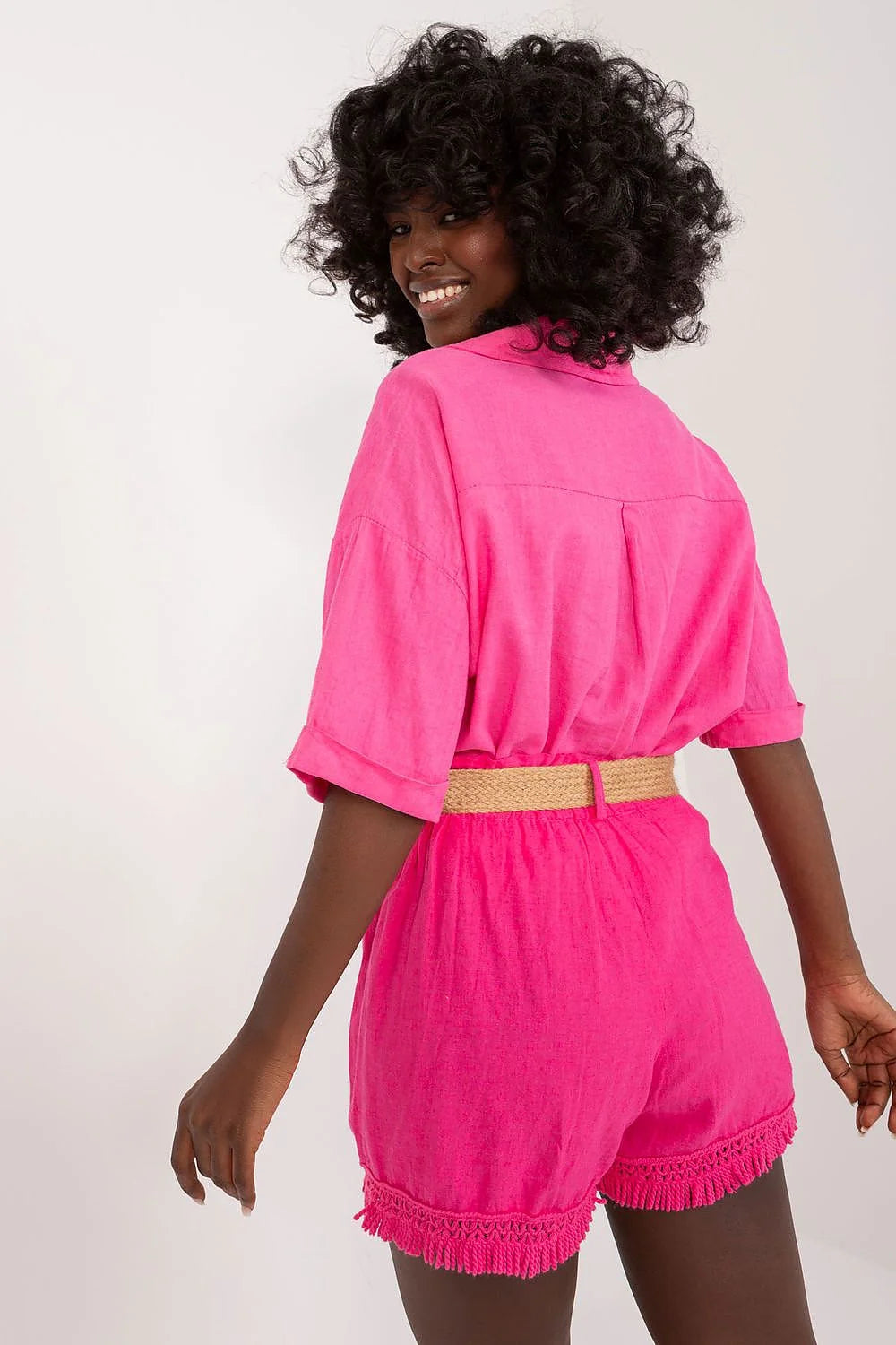 Shorts femme Italy Moda couleur rose vif coupe ample manches courtes col classique tissu léger texture douce poches grandes ceinture beige franges bas sandales assorties