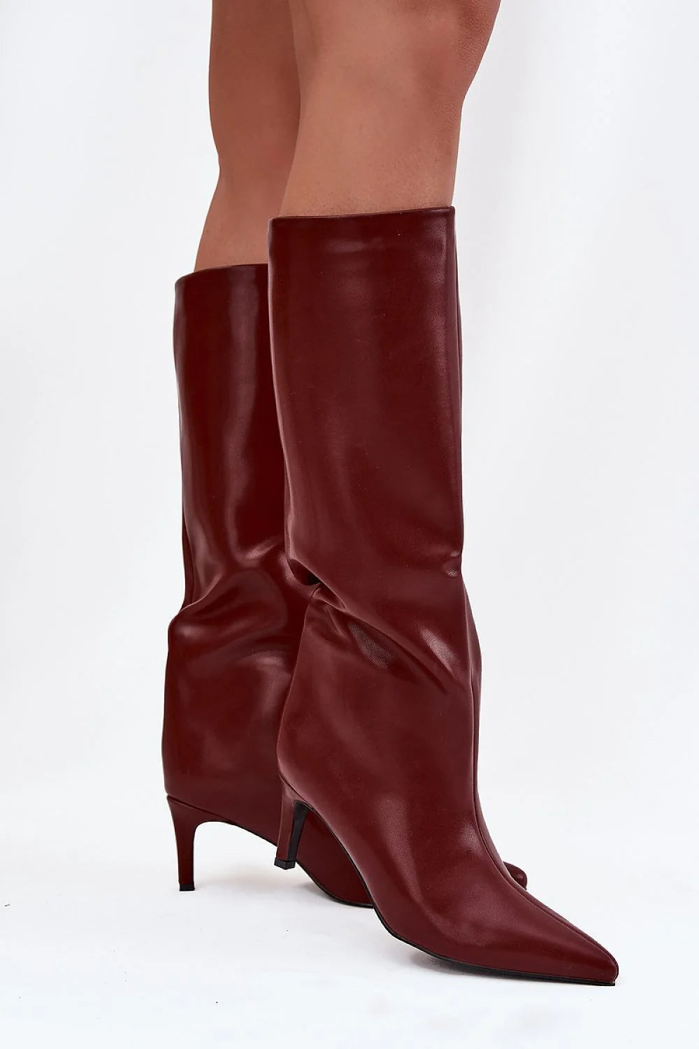 bottes femme montantes genou bout pointu talon fin 7 cm cuir synthétique bordeaux légèrement brillant tige froncée silhouette fuselée