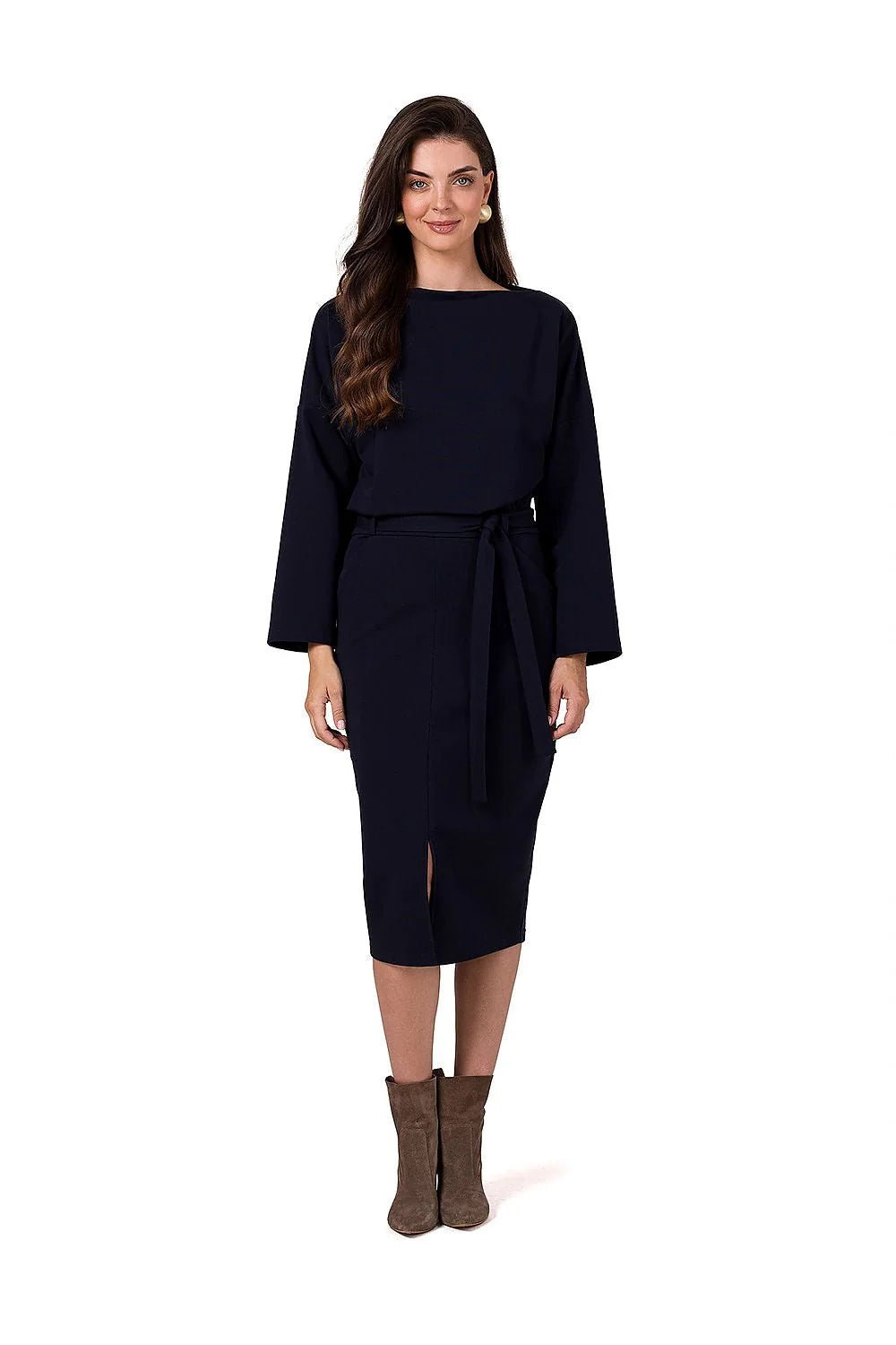 Robe de jour design épuré bleu marine coupe droite encolure bateau manches longues ceinture assortie fente matière confortable femme