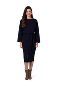 Robe de jour design épuré bleu marine coupe droite encolure bateau manches longues ceinture assortie fente matière confortable femme