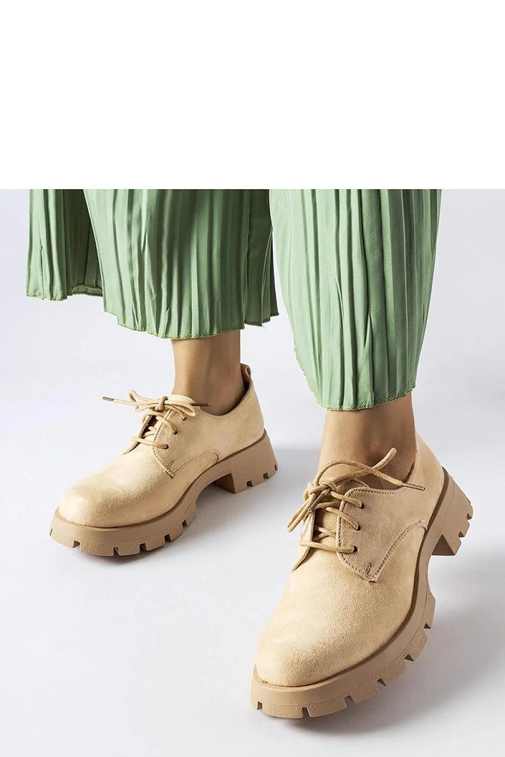derby femme beige suède velouté lacets assortis semelle crantée épaisse plateforme confortable adhérence ergonomique coutures visibles œillets métalliques pointe arrondie