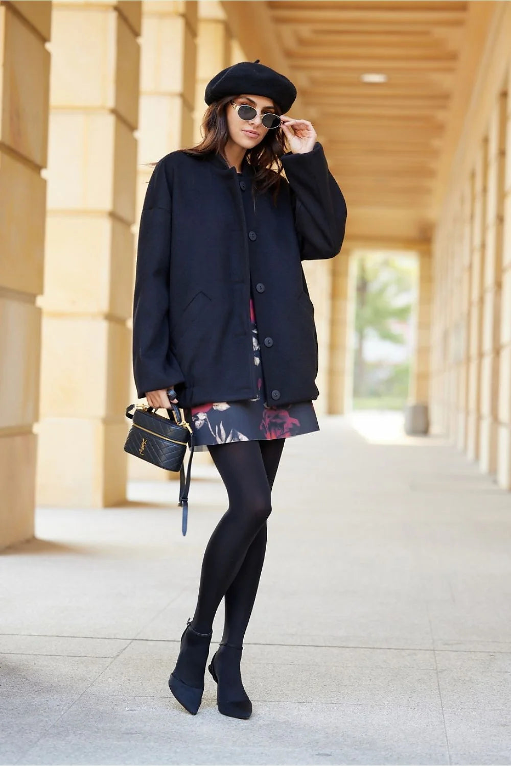 Veste en laine noire chic à col montant, boutons volumineux, poches latérales, coupe droite, élégance urbaine pour femmes