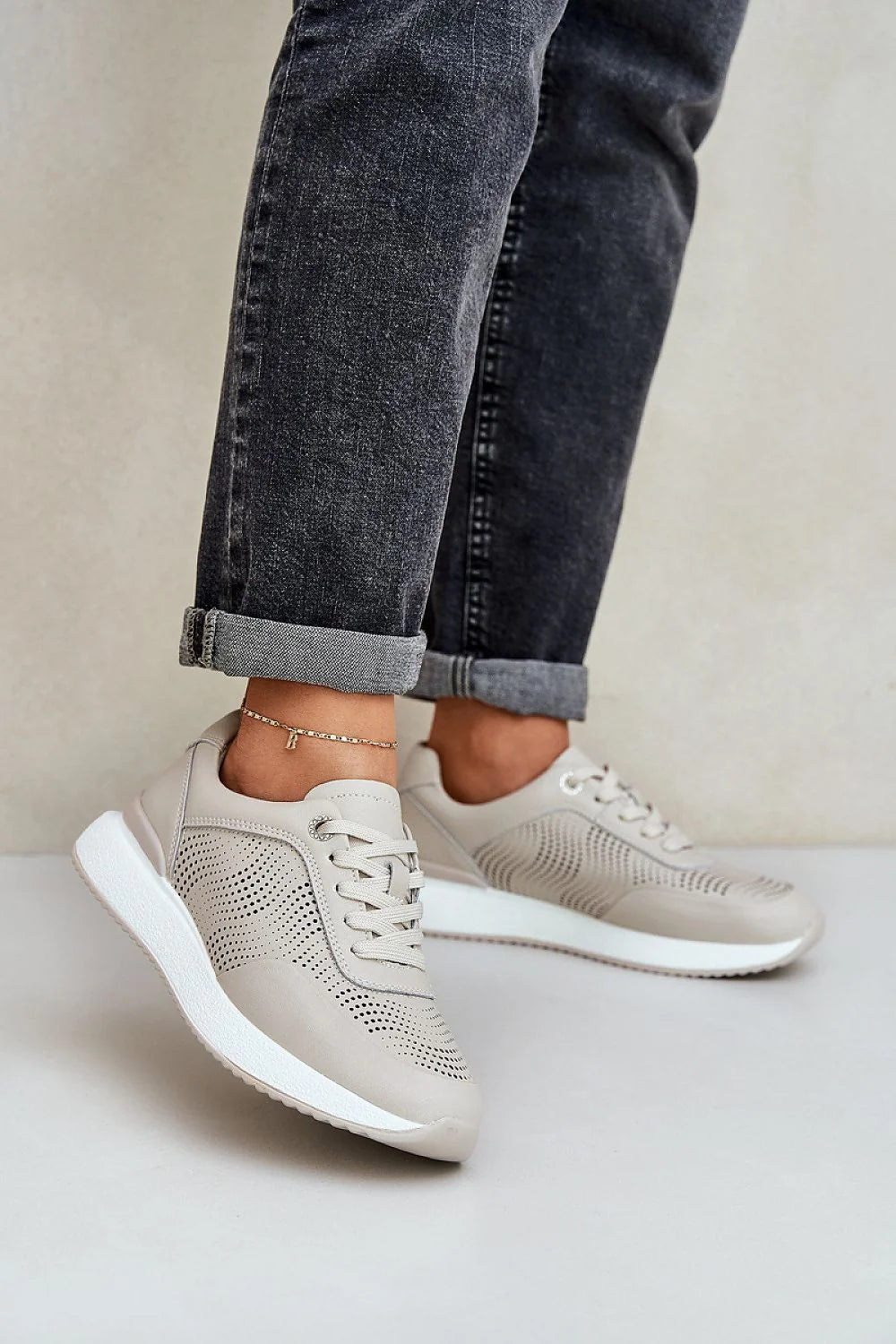 Chaussures de sport pour femmes en cuir naturel élégantes et modernes avec perforations, semelle blanche et confort maximum