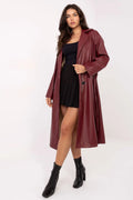 manteau simili cuir bordeaux profond oversize midi col tailleur manches longues double boutonnage ceinture nouée taille cintrée fluide urbain sophistiqué
