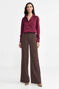 Tenue femme élégante chemisier bordeaux pantalon marron foncé coupe cintrée style classique occasion professionnelle