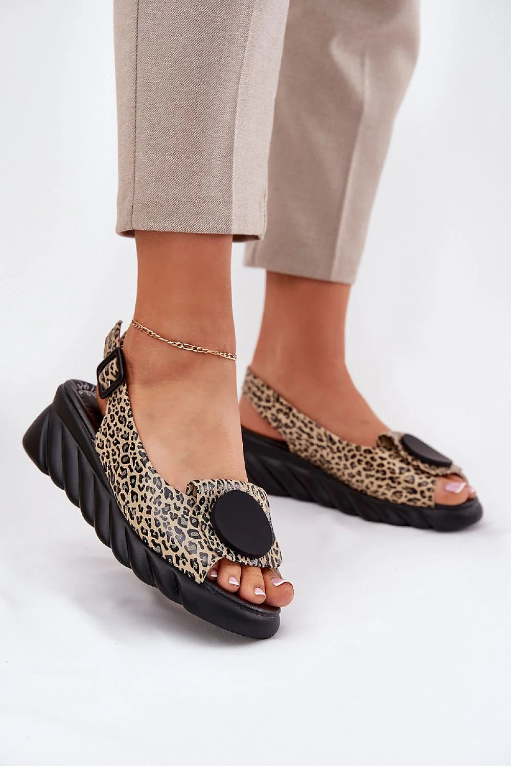 Sandales femmes style audacieux moderne motif léopard cuir beige noir semelle épaisse compensation confortable été quotidien