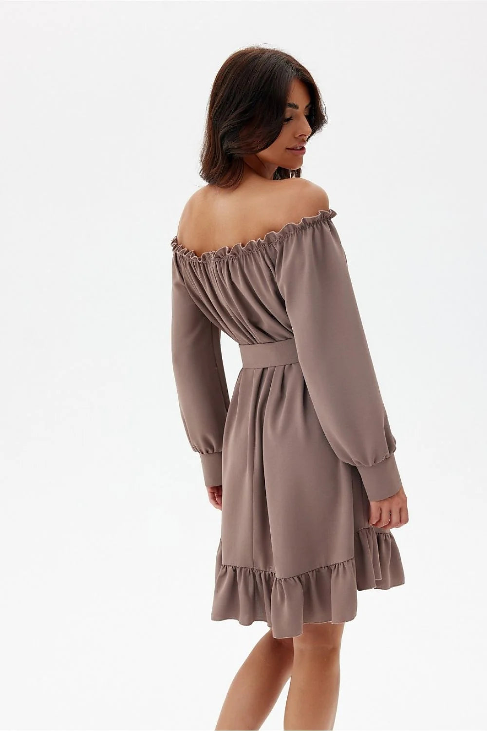 robe bardot taupe manches longues bouffantes épaules élastiquées ceinture large boucle demi lune métallique coupe évasée ourlet ruché