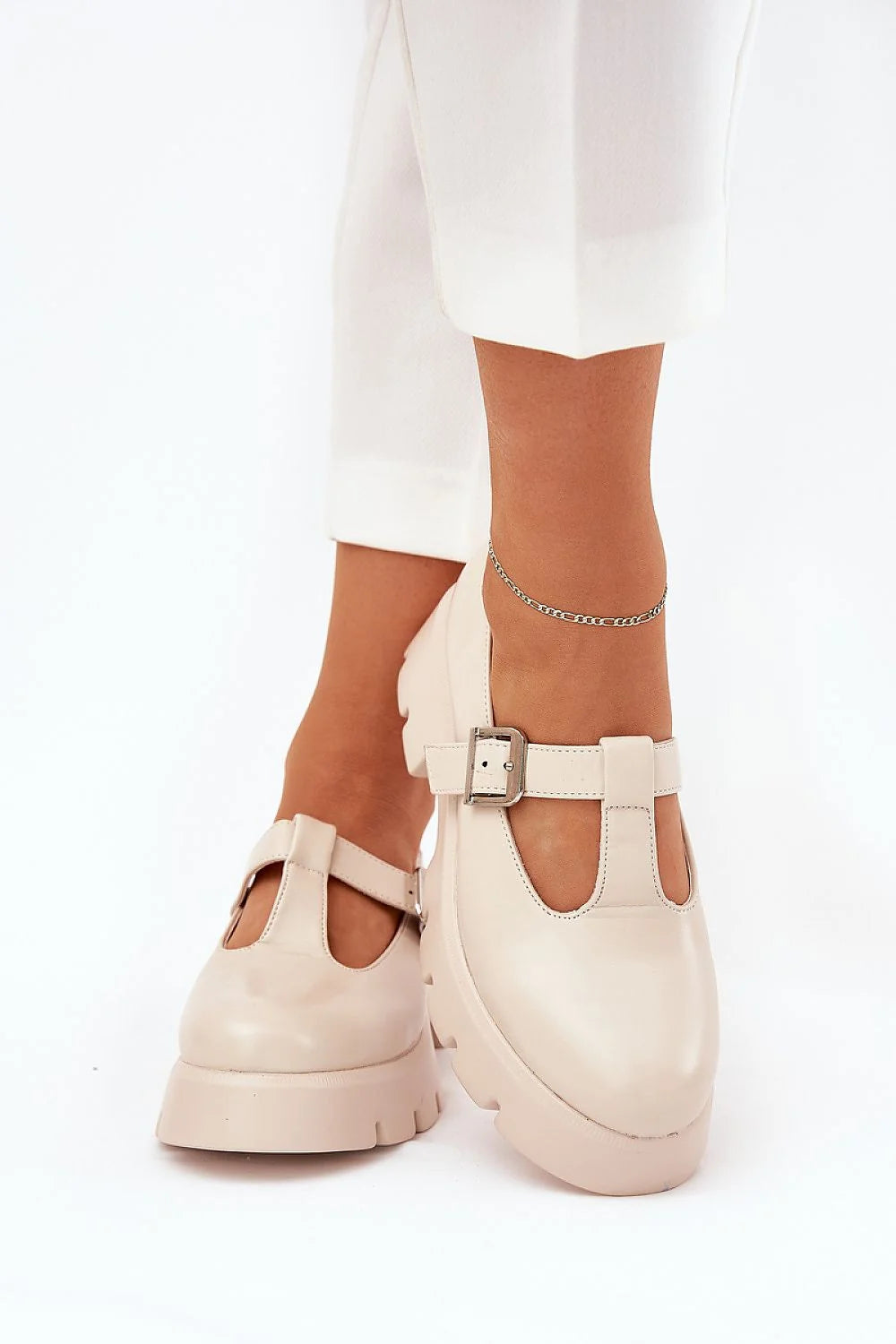 Chaussures basses pour femmes style Mary Jane cuir synthétique beige talon plat plateforme crantée boucle métallique argentée confortable et élégante