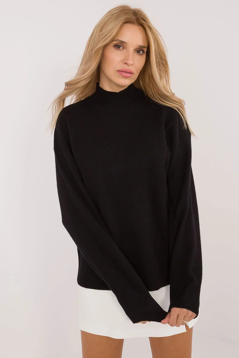 Pull noir pour femme style minimaliste coupe ample col montant manches longues fibre douce et chaude