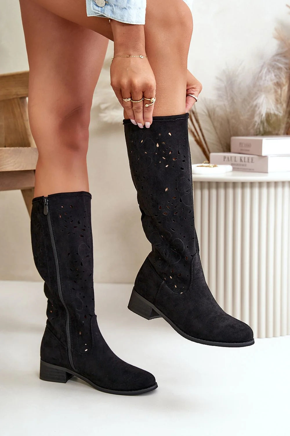 Bottes ajourées pour femmes en éco-suede haute fermeture éclair talon bas floral élégance et confort