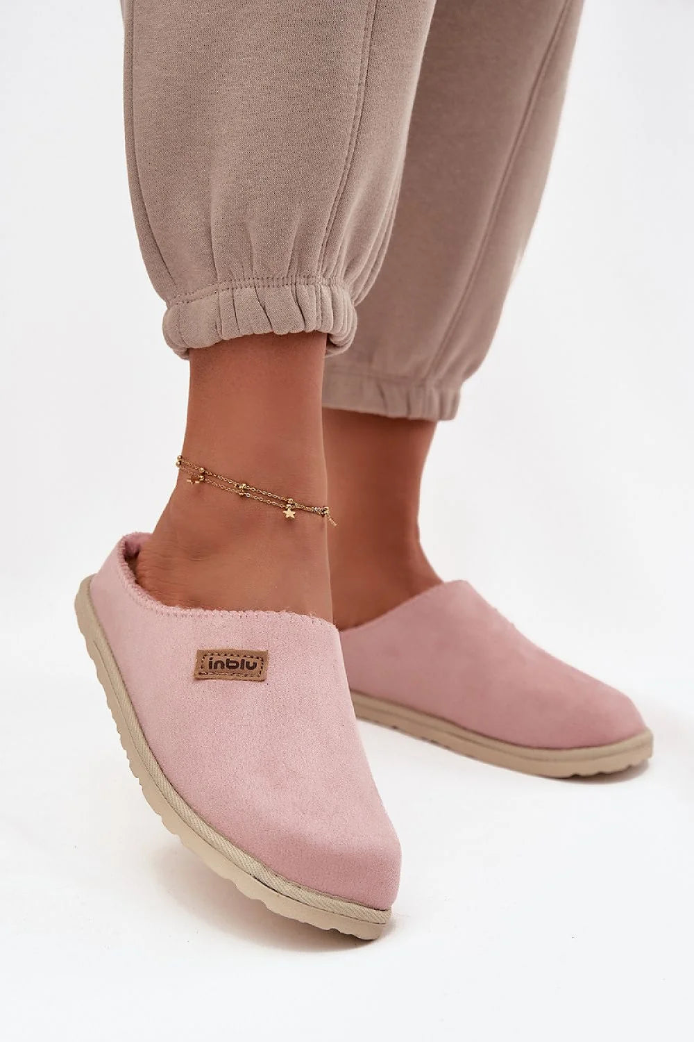 chaussons mules femme rose poudré suédine synthétique bout fermé talon ouvert fourrés chaleur confort semelle extérieure crantée antidérapante amortissante souple