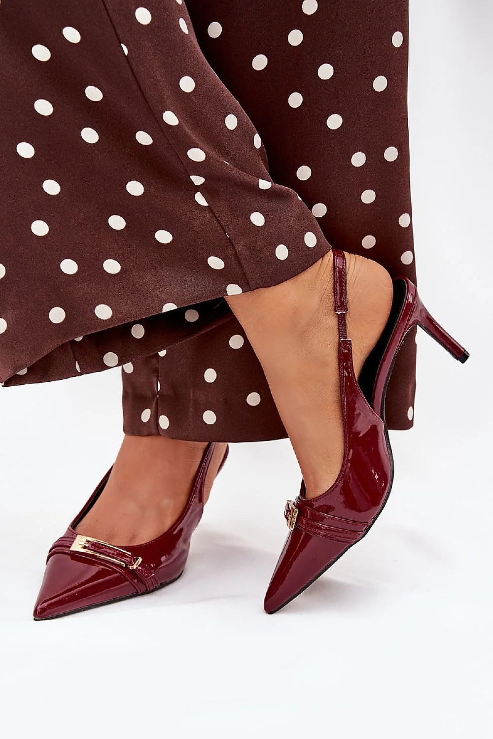 escarpins femme slingback bordeaux vernis bout pointu bride arrière talon aiguillé moyen finition brillante boucle dorée