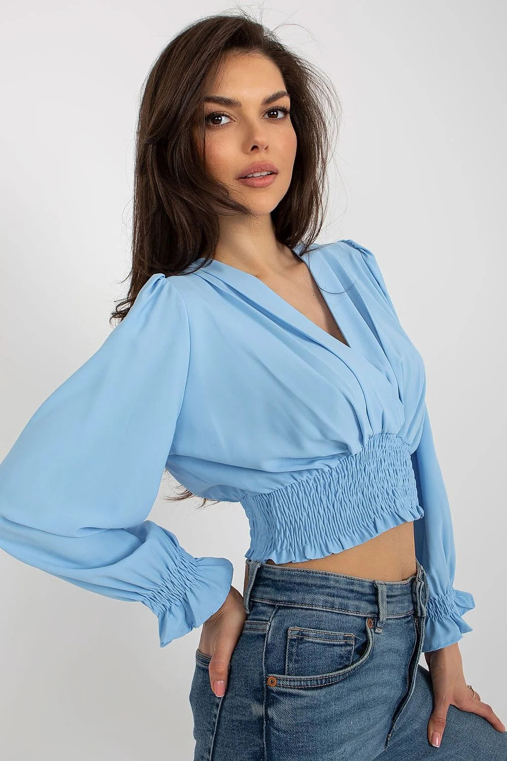 Haut féminin élégant en polyester chemisier crop top col V croisé manches longues élastiquées smocké bleu clair