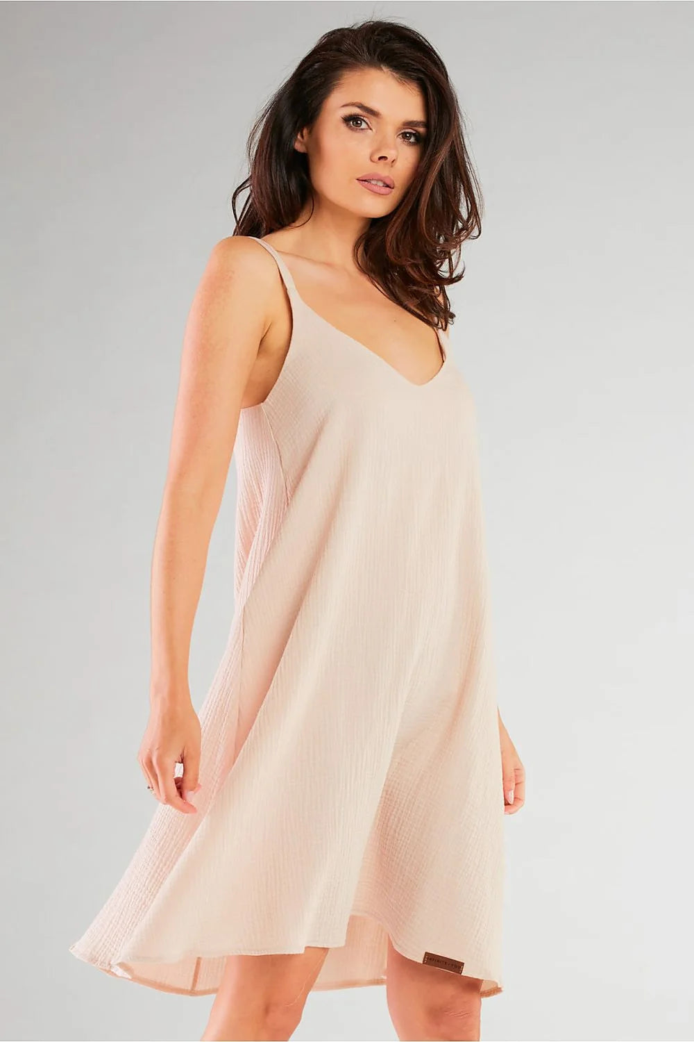 Robe de jour Infinite You en coton nude fluide élastique décolleté en V bretelles fines silhouette ample