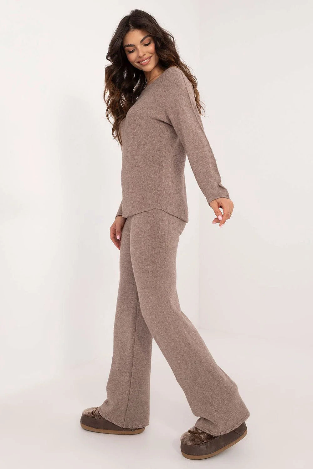 ensemble femme pull manches longues col rond épaules tombantes pantalon taille haute jambes larges ceinture élastiquée maille douce viscose confortable