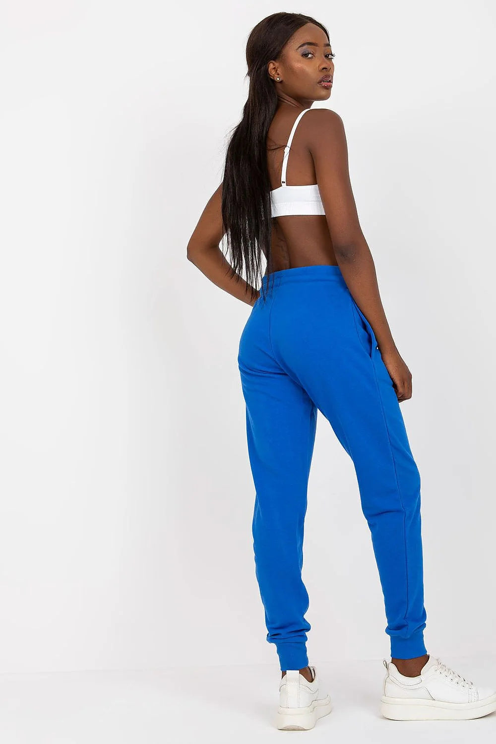 Tenue décontractée pour femme crop top ajusté et pantalon jogging gris foncé occasionnels
