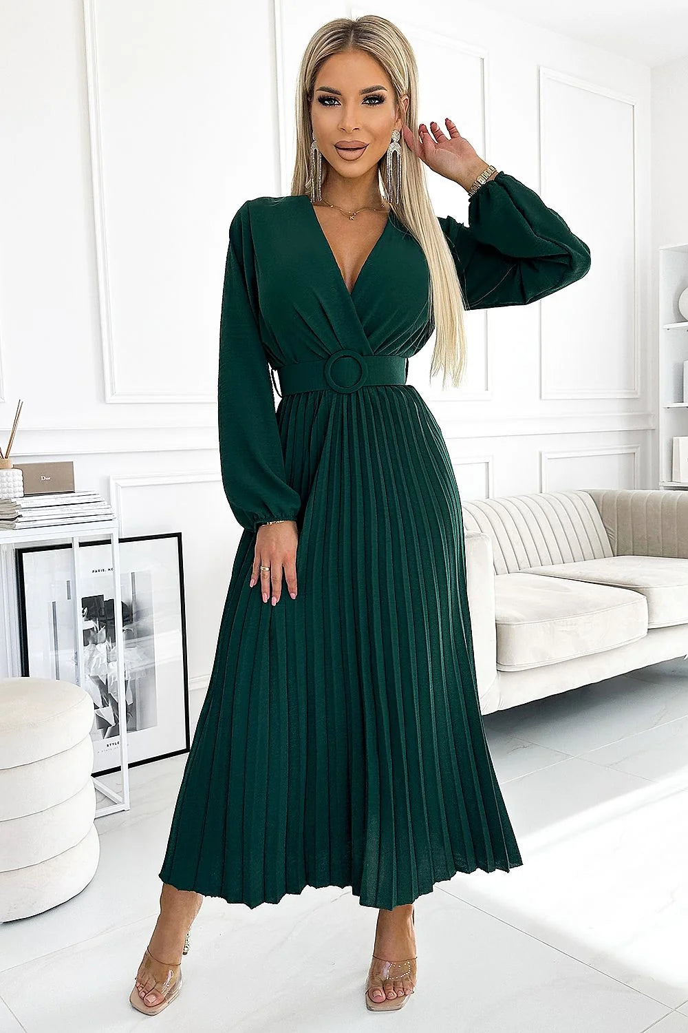 Robe cocktail Numoco longue plissée vert émeraude décolleté V profond manches bouffantes resserrées poignets taille cintrée ceinture boucle ronde polyester