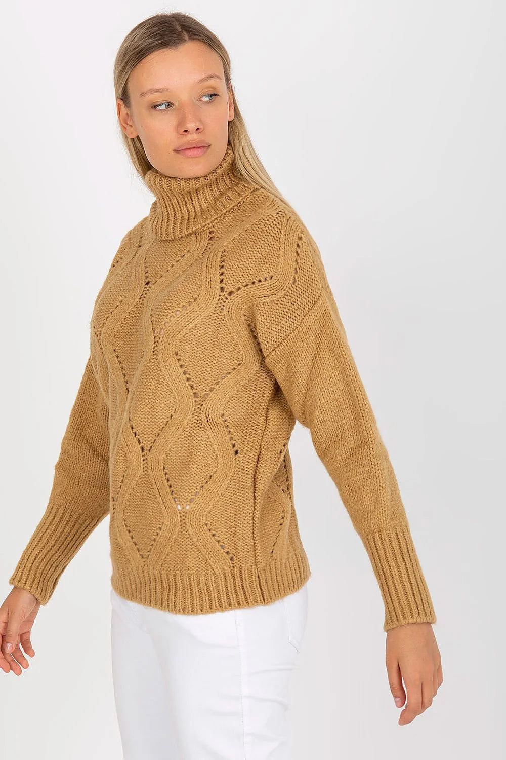 Pull à col roulé féminin ajouré manches longues motif losanges couleur camel coupe ajustée finitions côtelées matériau acrylique 100 %