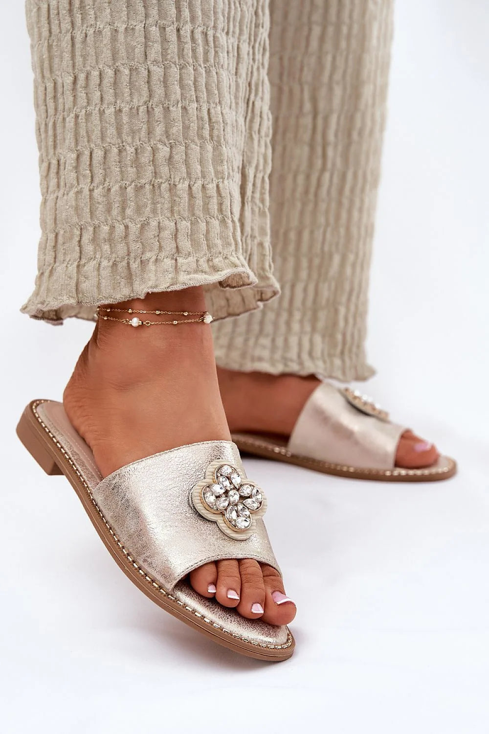 sandales dorées métalliques minimaliste moderne femme ecocuir confortable semelle caoutchouc plate bride large strass floral appliqué chic élégant estival