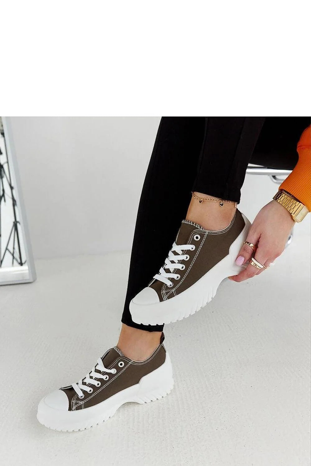 Tenue décontractée moderne pour femmes veste bomber orange t-shirt blanc pantalon noir baskets sneakers style urbain