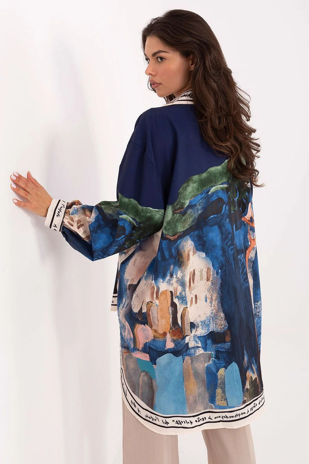 chemise tunique femme manches longues oversize coupe boyfriend imprimé pictural bleu marine vert pêche beige tissu fluide satiné viscose polyester