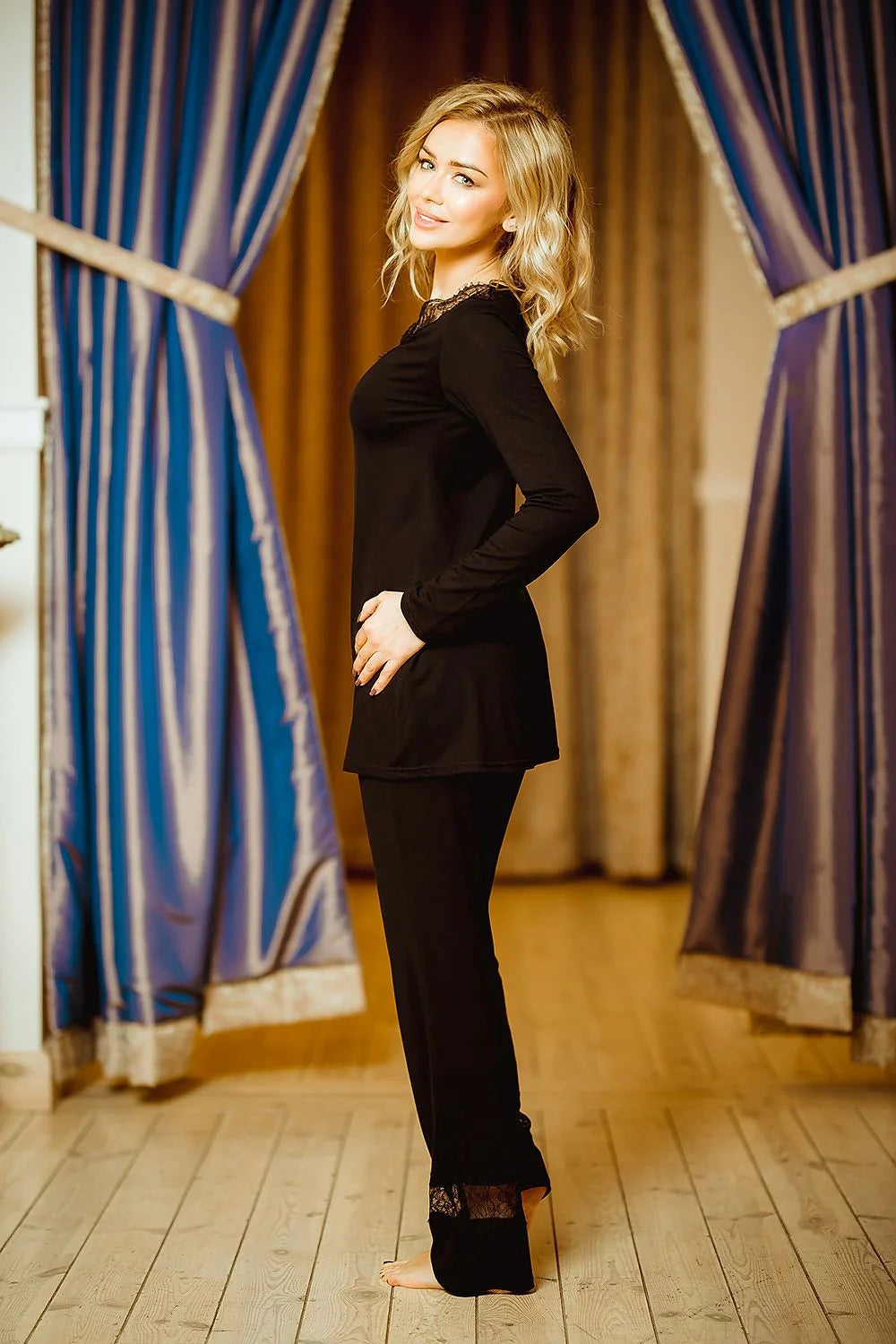Pyjama femme en viscose fluide bleu marine élégant avec dentelle noire pour nuit confortable