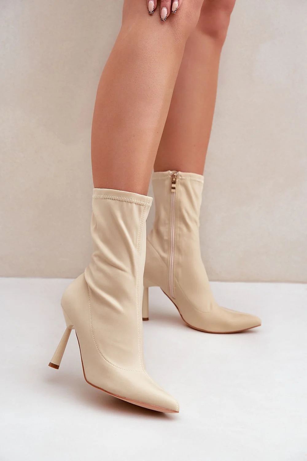 Bottes à talons stiletto pointues en simili cuir beige clair pour femme, style moderne, confortable, fermeture éclair latérale, hauteur de tige 19 cm, talon 9 cm