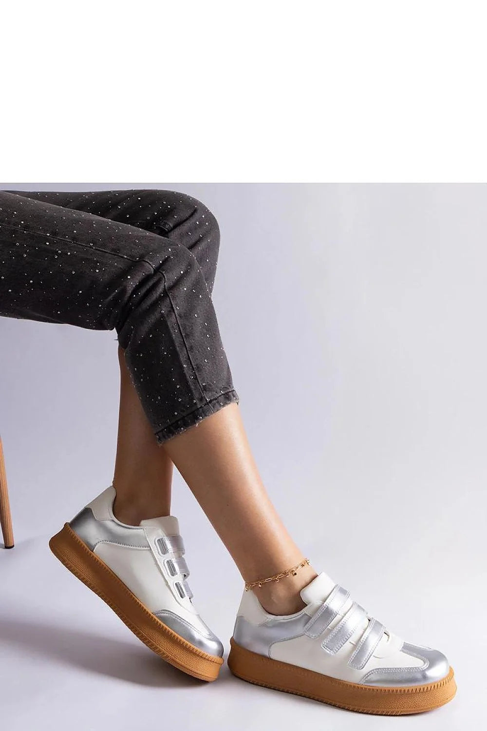 Baskets pour femme modernes et décontractées, cuir écologique, fermeture Velcro, semelle caramel, design urbain, confortable et élégante