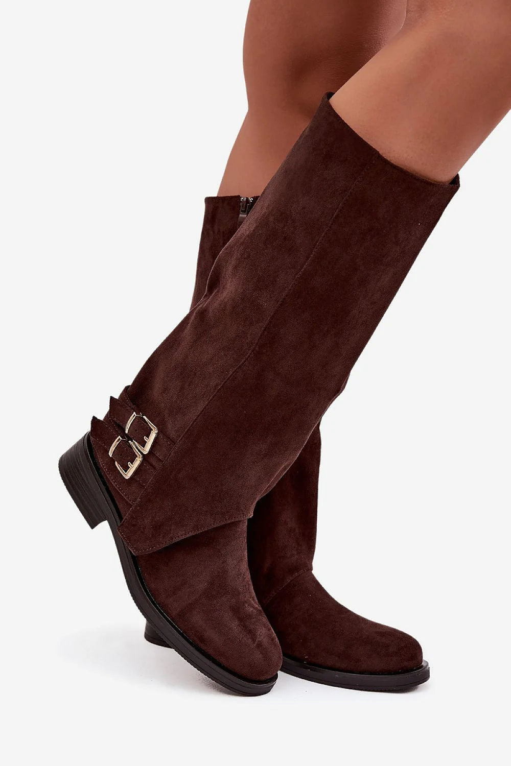 cuissardes suède écologique marron foncé slouchy bout arrondi talon bas empilé fermeture éclair intérieure sangles décoratives boucles dorées