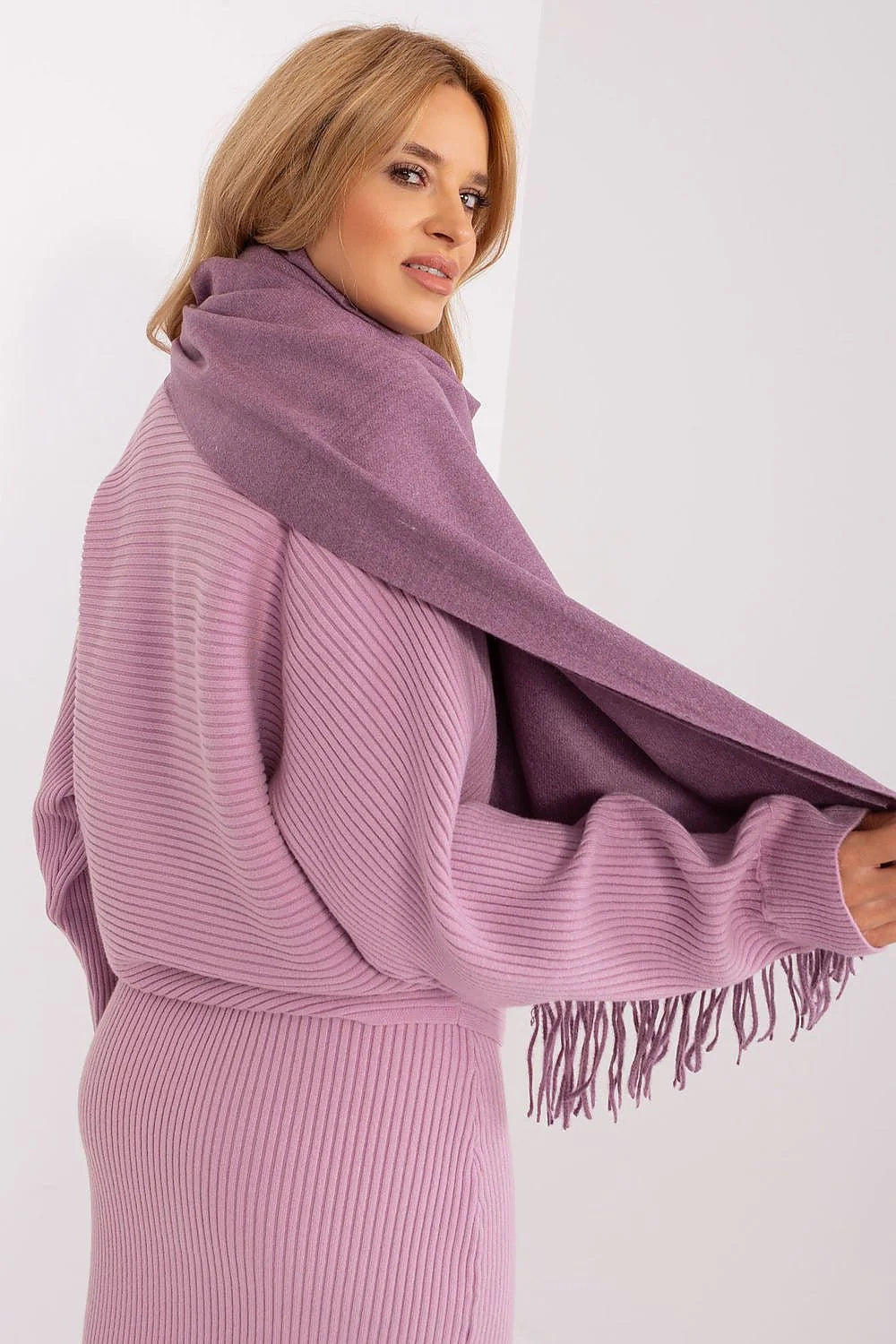 Écharpe et pull assortis en violet lavande, style classique, franges, col roulé, look élégant, vêtements pour femme