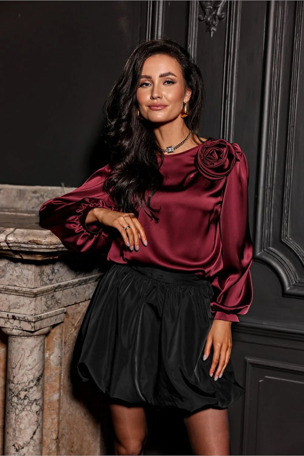 chemisier satiné bordeaux manches longues bouffantes rose décorative épaule gauche coupe ample élégant sophistiqué luxueux soyeux féminin romantique soirée mariage
