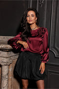 chemisier satiné bordeaux manches longues bouffantes rose décorative épaule gauche coupe ample élégant sophistiqué luxueux soyeux féminin romantique soirée mariage
