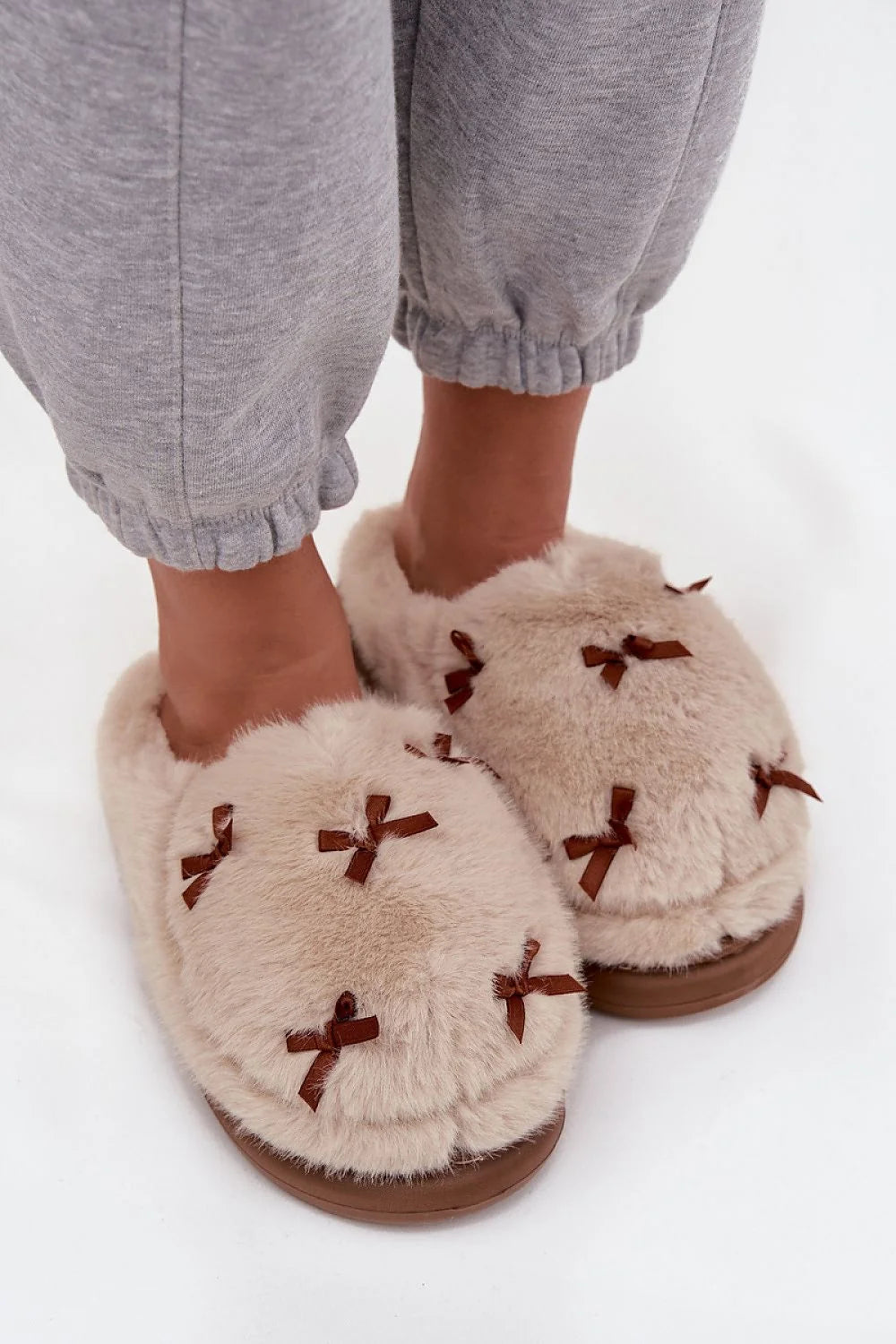 pantoufles femmes fourrure fausse beige pâle bout rond rembourré doublure ultra douce semelle épaisse marron noeuds ruban confort chaleur intérieur