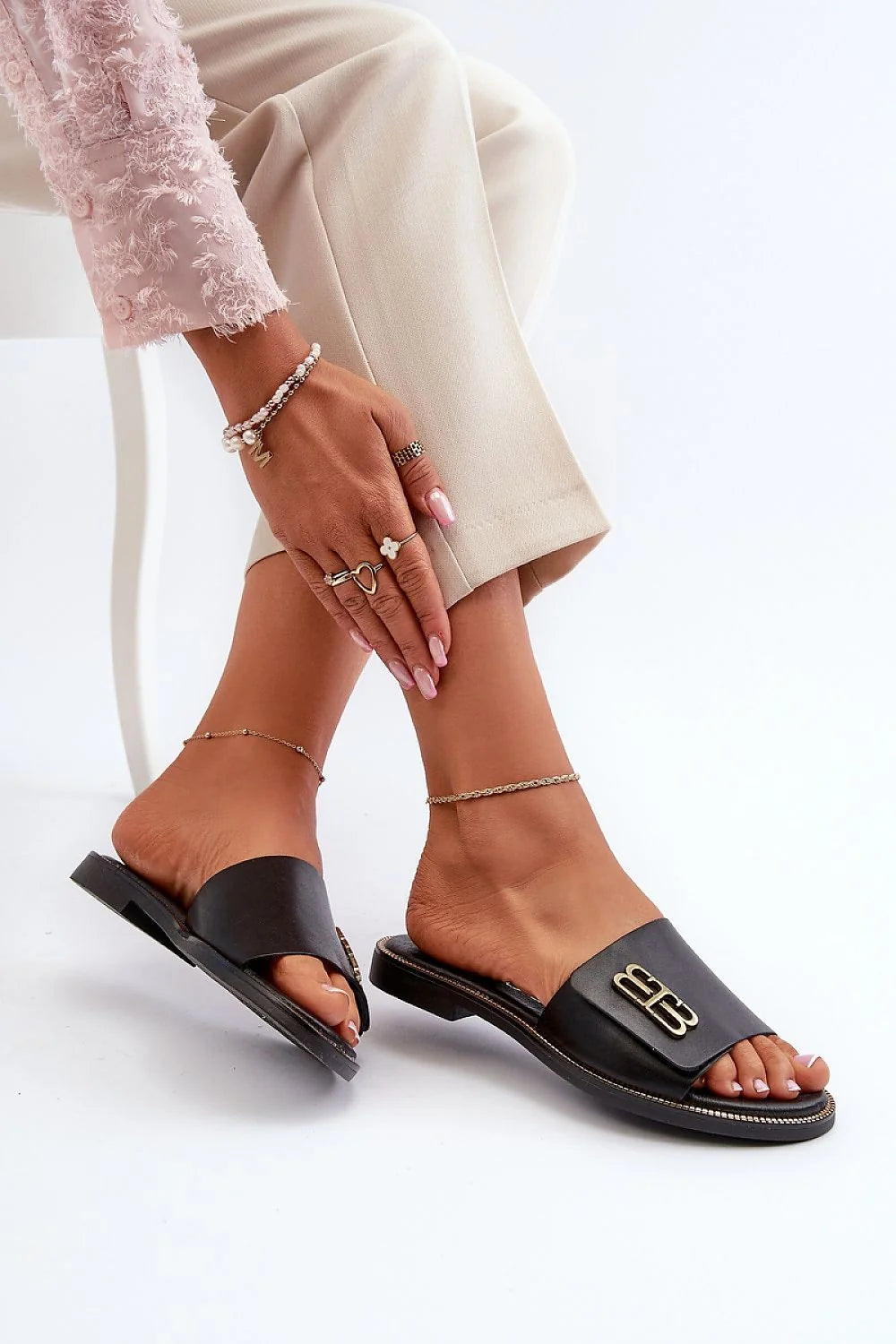 Sandales plates élégantes pour femme en cuir naturel doré, style minimaliste, semelle confortable, talon plat, look estival, occasion多种