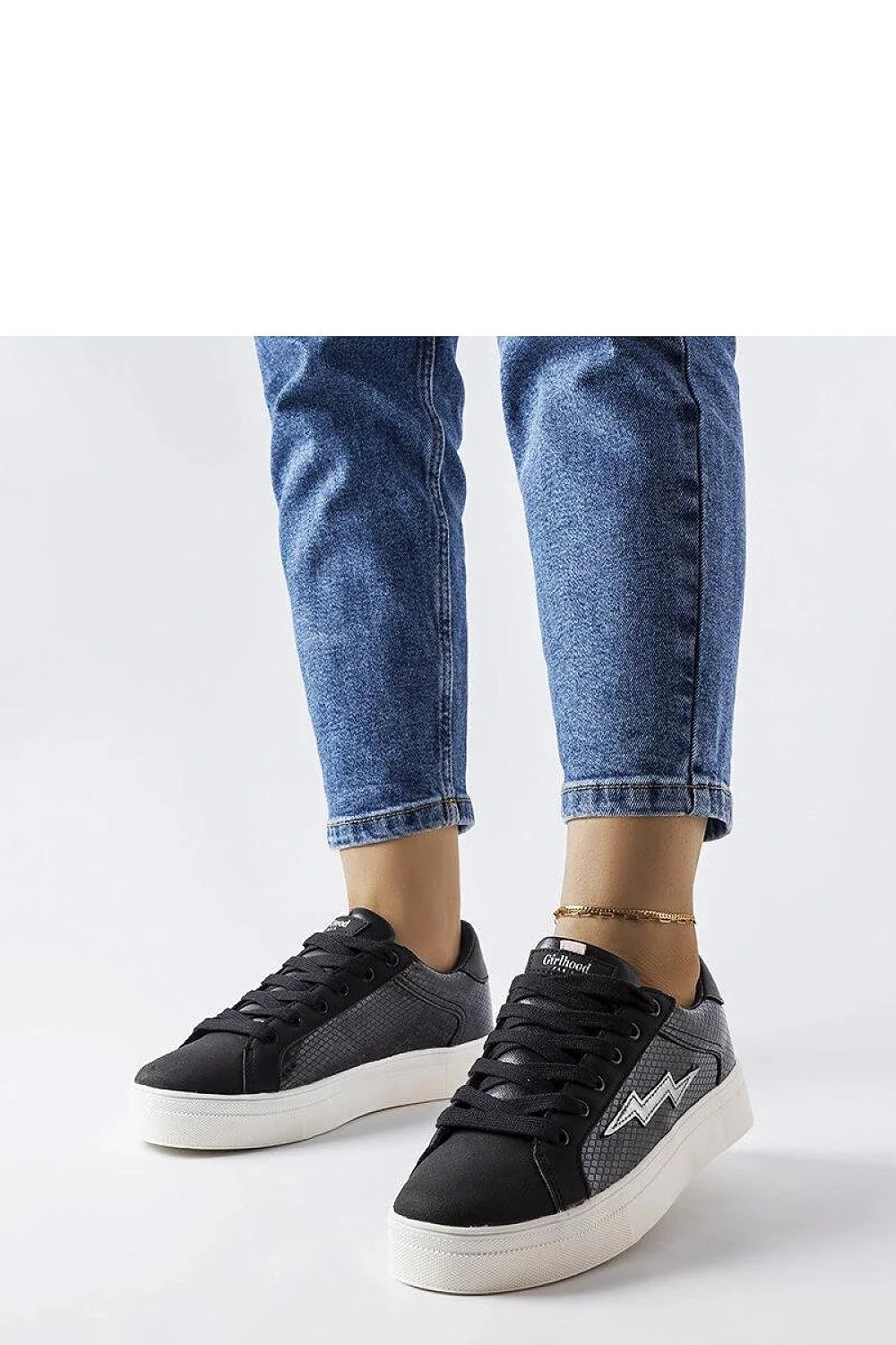 Baskets femmes style sportif urbain moderne basse tissu noir motif gris semelle blanche amorti confortable lacets ajustables