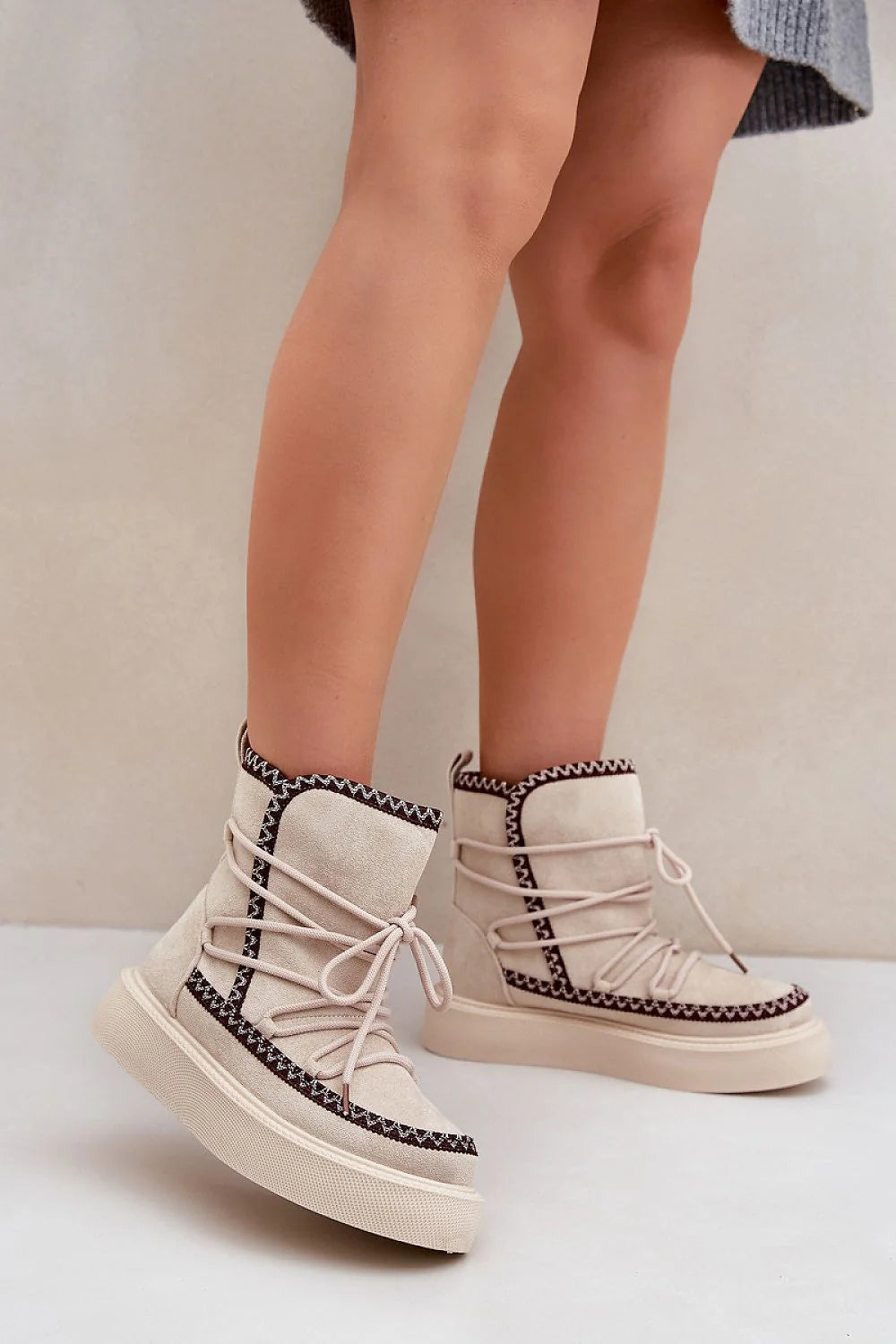bottines femme montantes aprèsski urbain suédé beige crème écologique coutures zigzag noir lacets corde semelle plateforme épaisse antidérapante doublure chaude