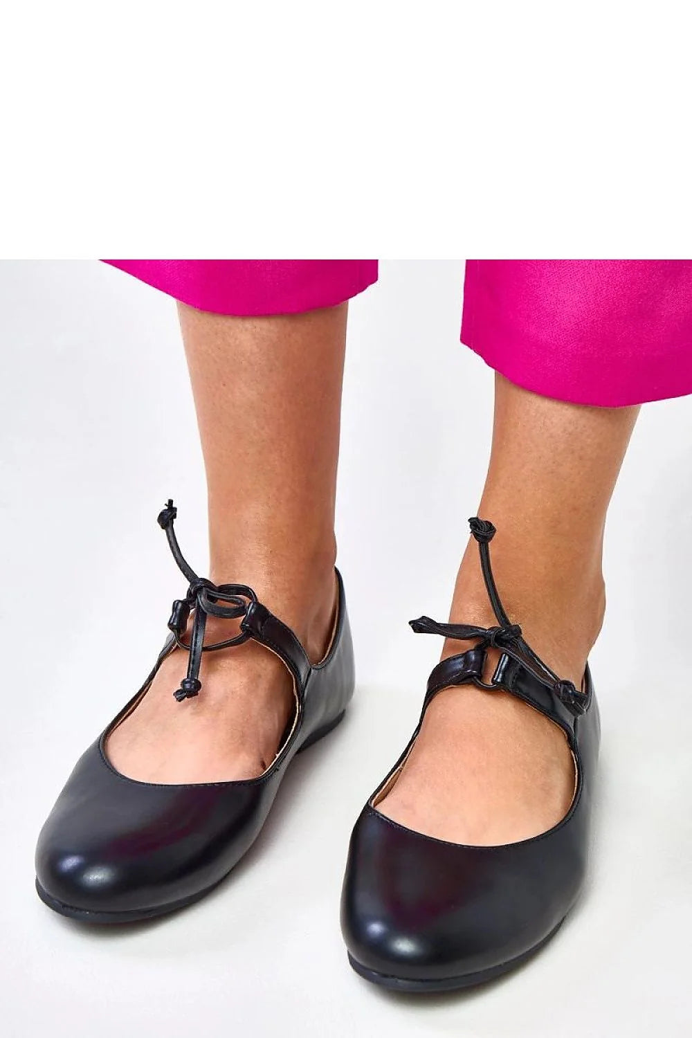 ballerines femme mary jane cuir écologique noir bout rond bride fine cheville ajustable semelle plate doublure confortable finition brillante polyvalentes