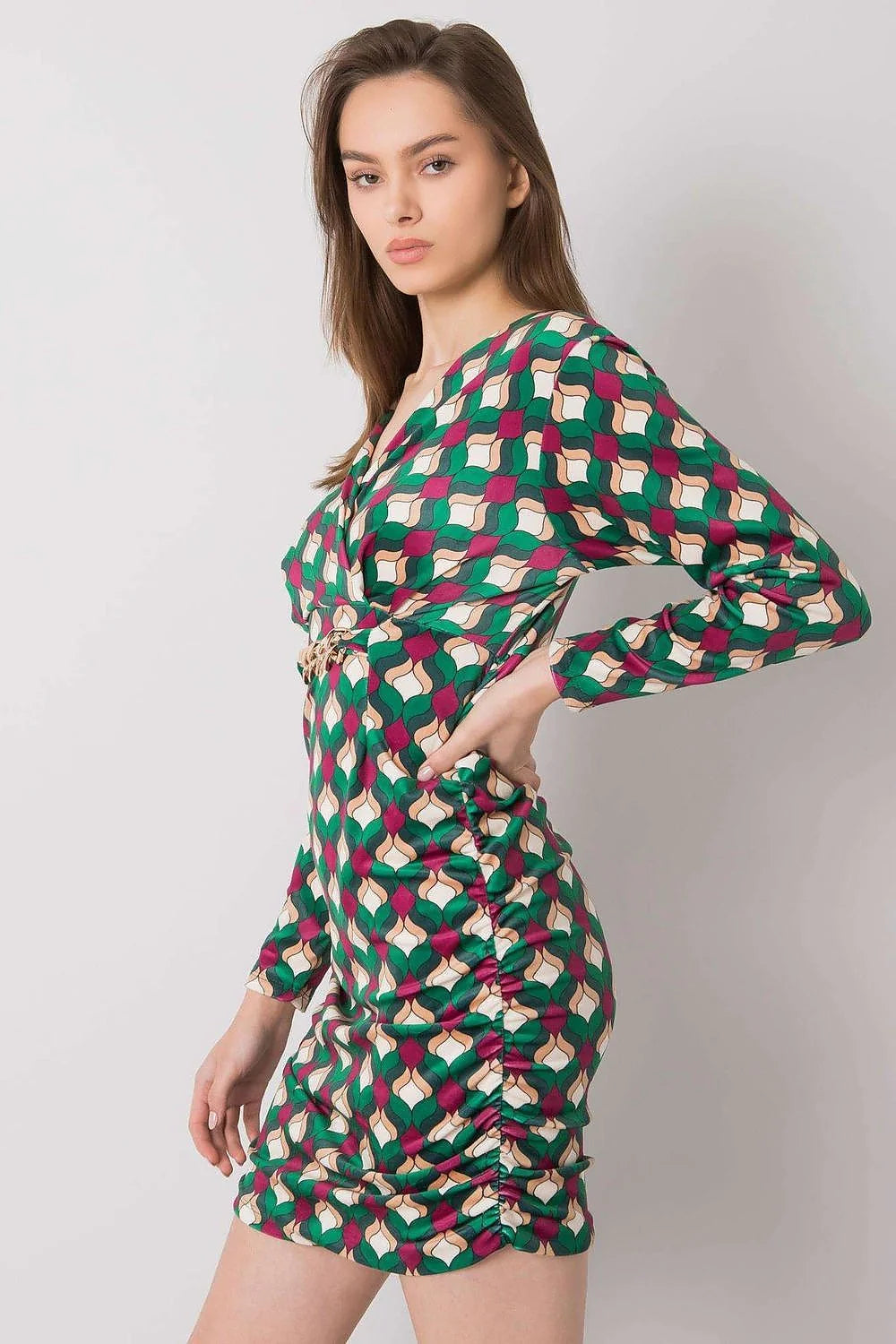 robe courte femme cocktail soirée ajustée bodycon manches longues col V géométrique rétro vert bordeaux froncée taille chaînette dorée satinée