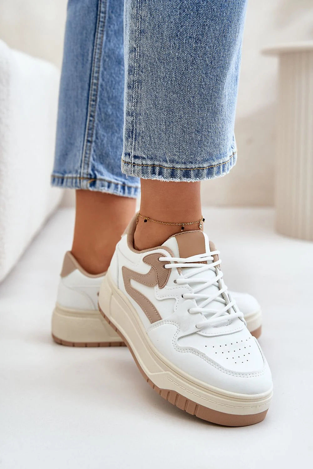 Chaussures de sport modernes pour femmes baskets cuir artificiel blanc beige perforées plateforme 4 cm confortable