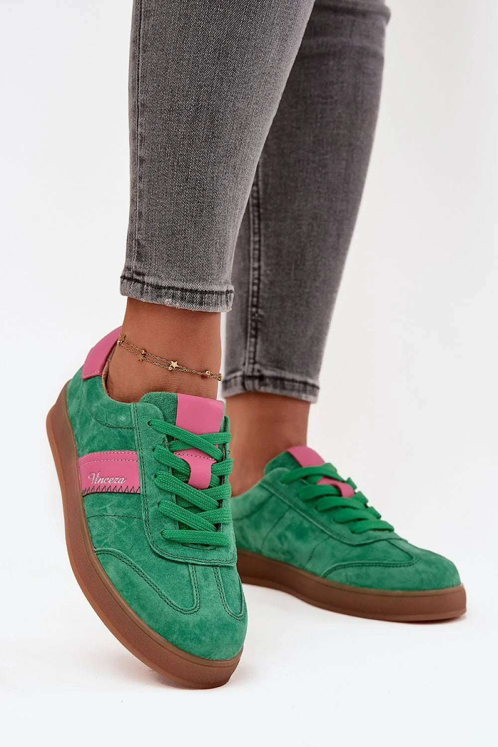 baskets femme Vinceza daim suédé vert émeraude empiècements fuchsia lacets semelle gomme marron bout rond col rembourré surpiqûres