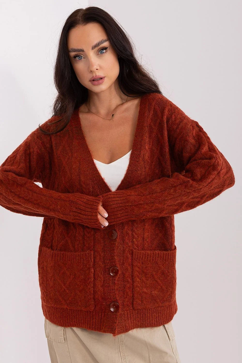 cardigan oversize boutonné maille duveteuse rouille brique encolure profond coupe décontractée torsadée manches longues poignets côtelés poches plaquées gros boutons