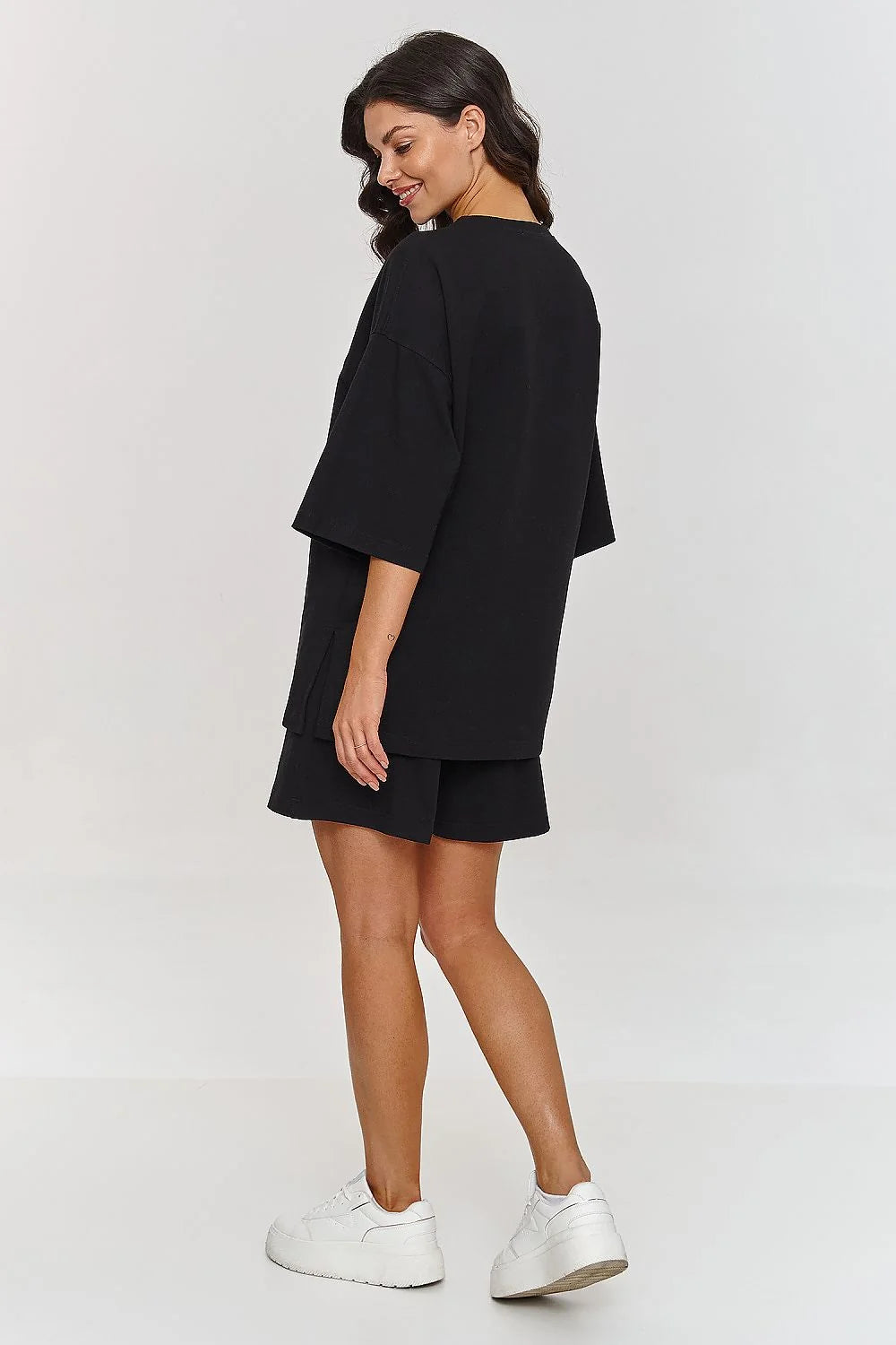 Ensemble Makadamia pour femme, t-shirt ample et short élastique, look casual et intemporel, couleur noire, matériau doux, confort maximal