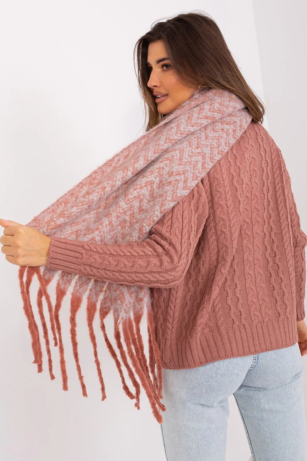 Écharpe tricotée pour femmes, design élégant, motif géométrique rose et blanc, grande taille, franges, matériau doux et chaud, hiver automne, style décontracté chic