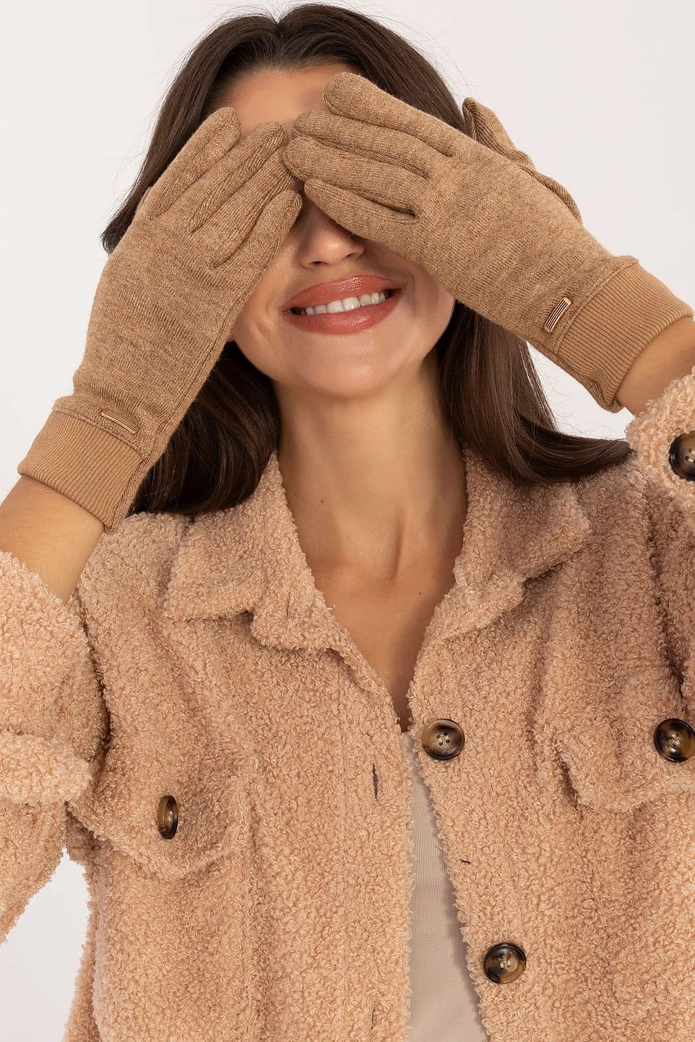 Ensemble mode hiver femme élégant manteau gants tissu teddy beige clair style classique boutons contrastants manches roulées finitions métalliques