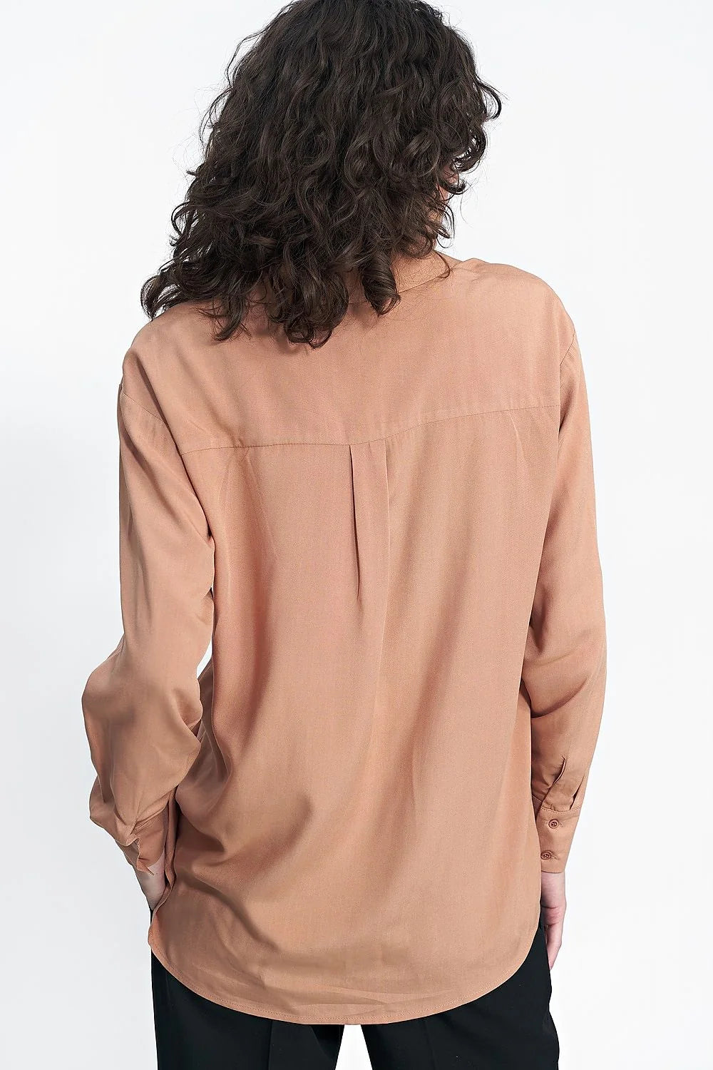 chemise manches longues camel viscose fluide satinée coupe ample col classique poignets boutonnés boutons assortis poches invisibles finitions soignées polyvalente
