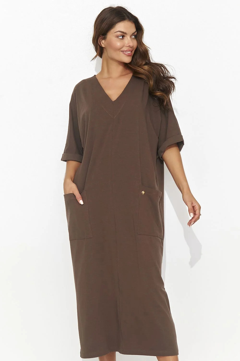 Robe de jour Numinou longue manches courtes décolleté en V coton poches dorées coloris brun terreux femme